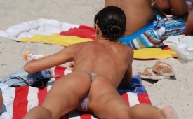33-Beach-voyeur-caught-this-pretty-lady-tanning-her-butt.jpg