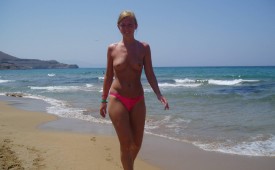 945-Topless-pretty-girl-walking-on-the-beach-in-her-pink-bikinis.jpg