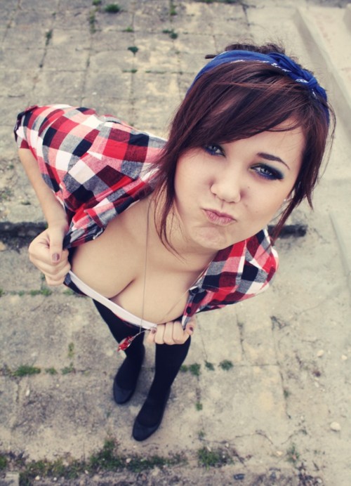 Naughty teen exposes her cute cleavage