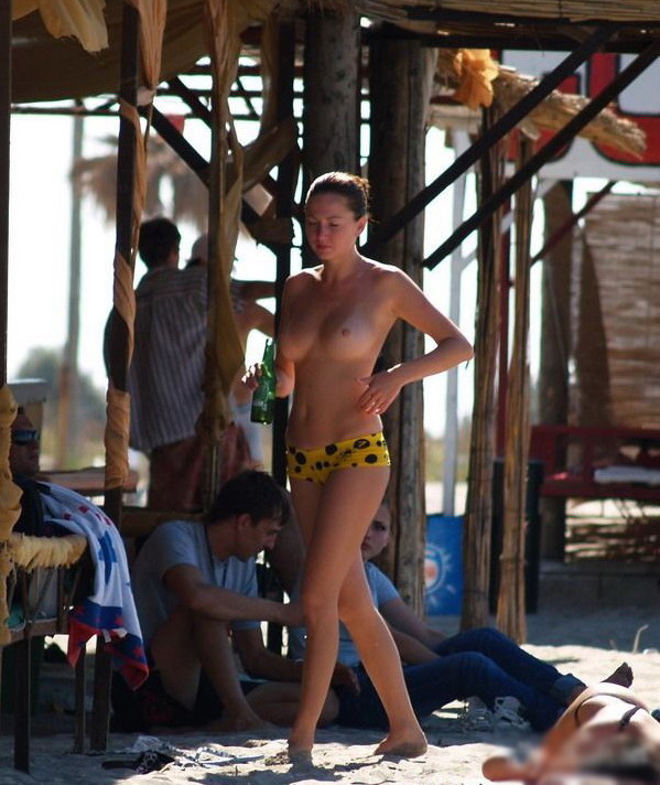 Hot beauty caught topless walking on beach