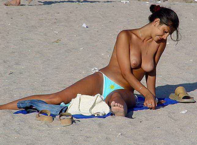 Topless babe reveal her hanging boobs on the beach